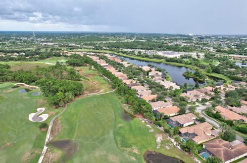 9800 Nuova Way, Fort Pierce FL 34986-2825 exterior