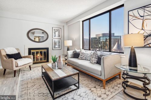 3 Washington Cir, Washington DC 20037-2326 exterior