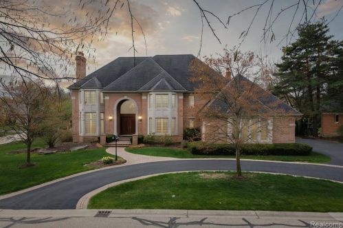 2511 Golf Crst Dr, Rochester MI 48309-4063 exterior