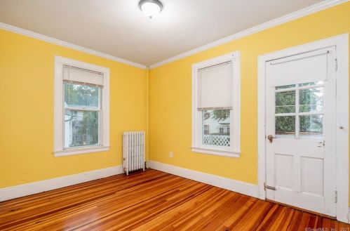 17 Chestnut St, Greenwich CT 06830-5952 exterior