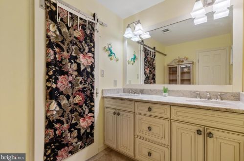 8751 Brook Rd, Mc Lean VA  22102-1507 exterior