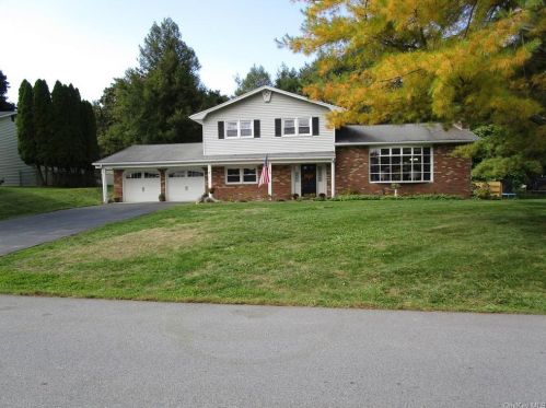 4 Hollow Ln, Poughkeepsie, NY 12603-5019