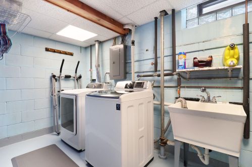 8028 Lisbon Ave, Milwaukee WI 53222-3825 exterior