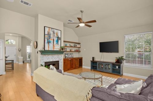 8119 Frst Hts Ln, Austin TX 78749-3506 exterior