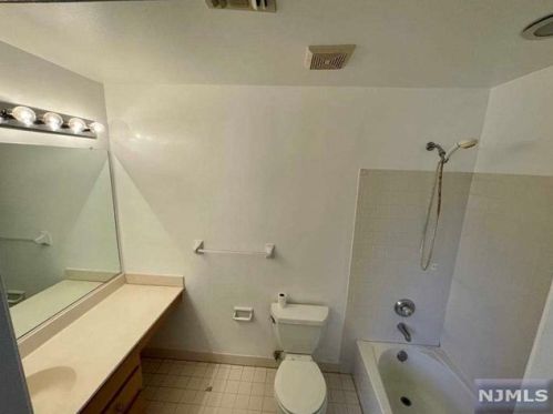 3 Bakley Ter, Town Center NJ 07052-2169 exterior