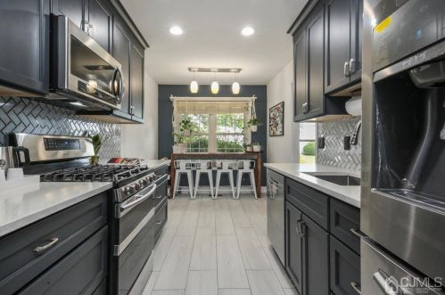 10 Snowflake Ln, Edison NJ 08820-1462 exterior