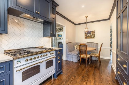 5068 Lake Dr, Milwaukee WI  53217-5748 exterior