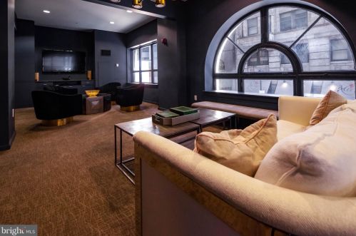 1425 Locust St, Philadelphia PA 19102-3832 exterior