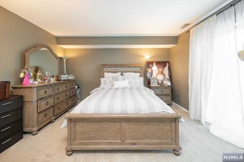 9 Lawrence Ct, Teaneck NJ 07666-6489 exterior