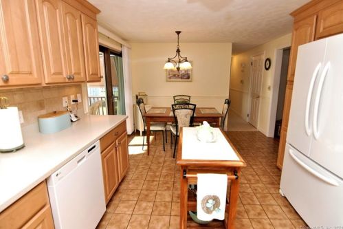 6 Buchanan Rd, Enfield CT 06082-5327 exterior