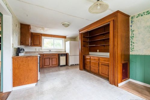 1075 Poquonock Ave, Windsor CT 06095-1234 exterior