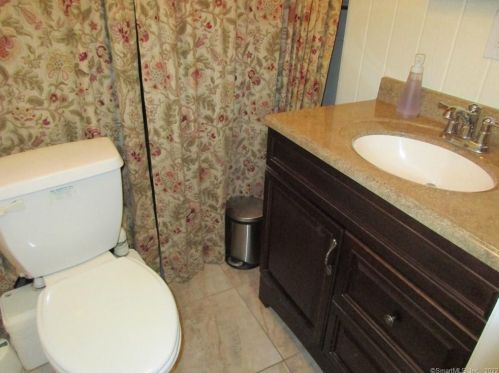 121 Grn Mdw Rd, Milford CT 06461-2258 exterior