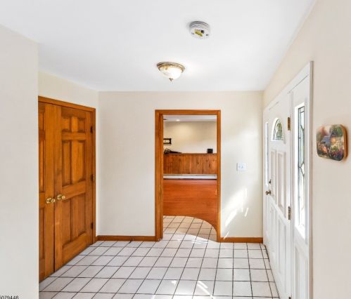 4 Metro Trl, Hopatcong, NJ 07843-1523