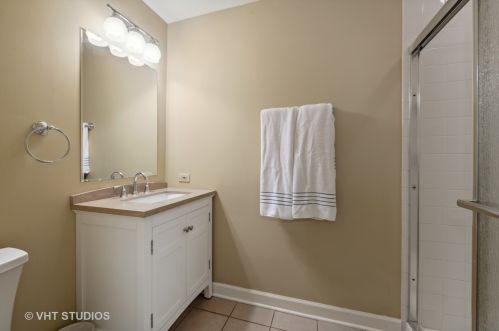 1320 Plymouth Ct, Chicago IL 60605-2717 exterior