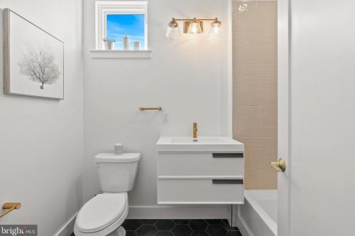 654 13 St, Philadelphia PA 19123-2427 exterior