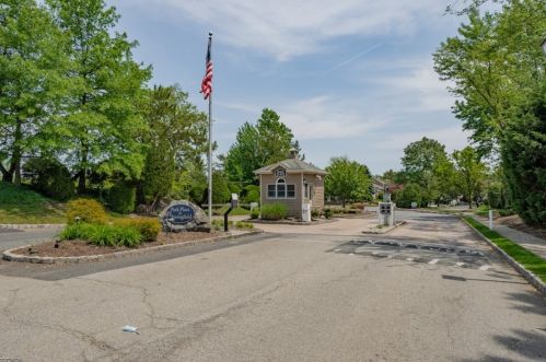 2304 Park Pl, Springfield NJ  07081-3528 exterior