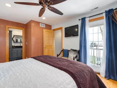 4831 Winnemac Ave, Chicago IL 60630-2432 exterior