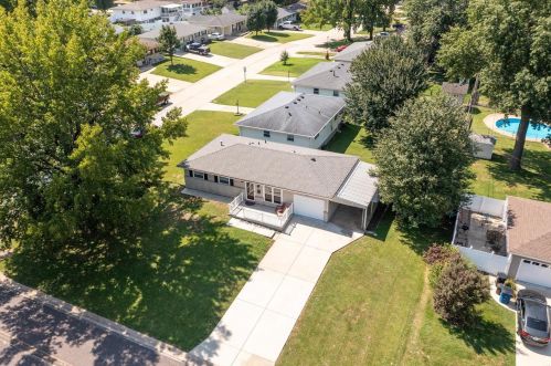 3950 Hoffmeister Ave, Saint Louis, MO 63125-1412