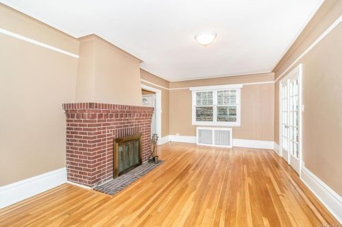 251 239 St, Bronx NY 10470-1811 exterior