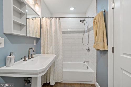 912 American St, Philadelphia PA 19140-5726 exterior