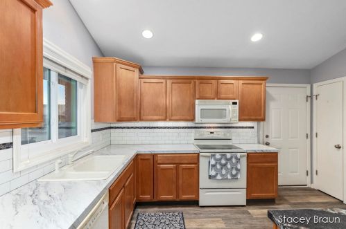 1730 Lisa Dr, Byron Township MI 49315-8006 exterior