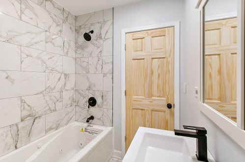 527 Ridgeway Ave, Chicago IL 60659-1117 exterior