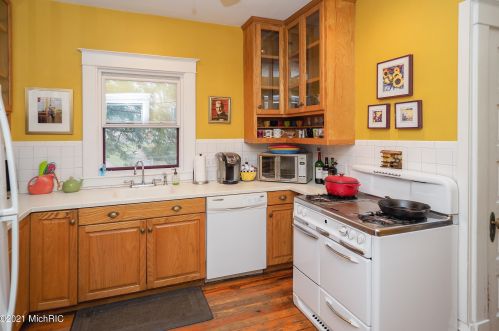 1602 Grand Ave, Kalamazoo MI 49006-4489 exterior