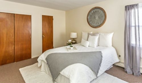 66 Avondale St, Valley Stream NY 11581-1801 exterior