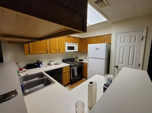 915 23rd St, Austin TX 78705-5073 exterior