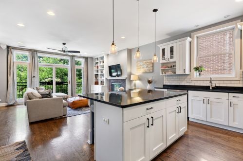 2319 Leavitt St, Chicago, IL 60608-4019