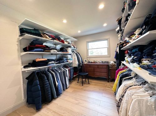 4 Cutchogue Ln, Commack NY  11725-4207 exterior