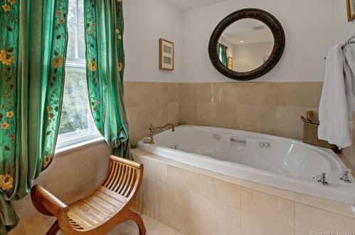 11 Dover Rd, Westport CT 06880-2627 exterior