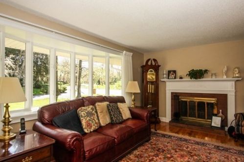 8 Brookwood Dr, Springfield, MA 01106-2758