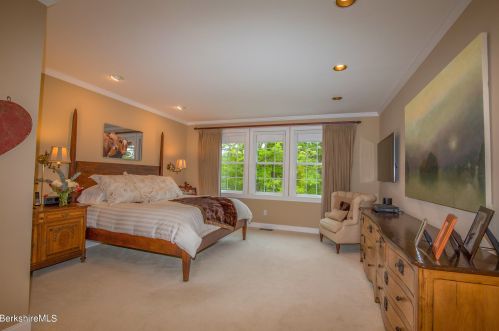 47 Fairwynds Dr, Lenox MA 01240-2729 exterior