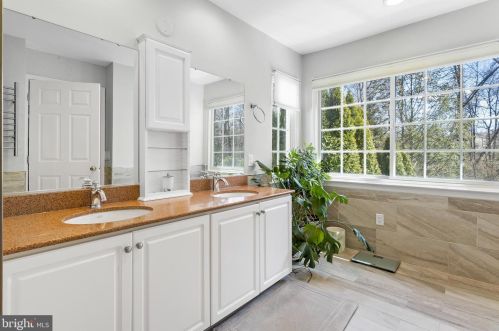 39 York Dr, Princeton NJ 08540-7946 exterior