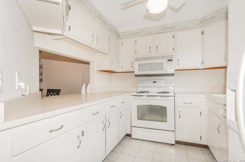 186 Metacomet Dr, Meriden CT 06450-3571 exterior