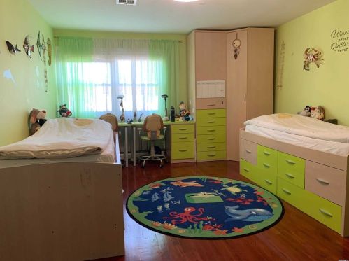 58 Vly Grn Dr, Valley Stream NY 11581-3635 exterior