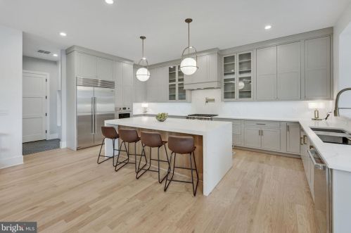 1422 Mayflower Dr, Mc Lean VA 22101-5615 exterior