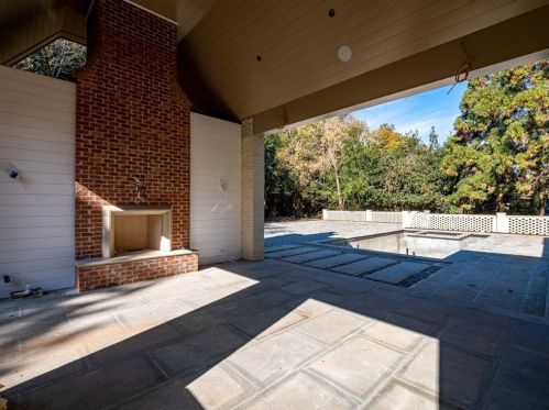 3364 Knollwood Dr, Atlanta GA 30305-1022 exterior