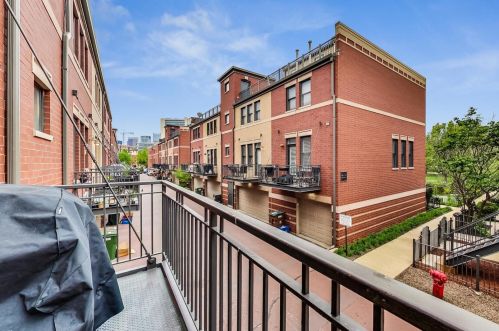 1032 Crosby St, Chicago IL  60610-2404 exterior