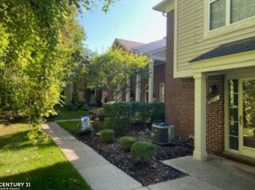 1688 Deepwood Cir, Rochester MI 48307-6098 exterior