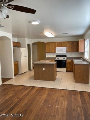 2057 Silver Meadow Pl, Tucson AZ  85745-7052 exterior