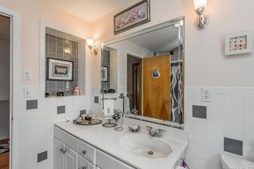 211 Frst St, Hartford CT 06118-2349 exterior