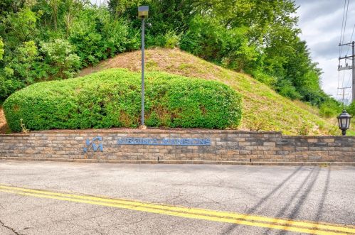 2160 Greentree Rd, Pittsburgh PA 15220-1407 exterior