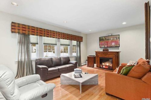 5 Hyacinth Ct, Huntington Station NY 11747-4242 exterior