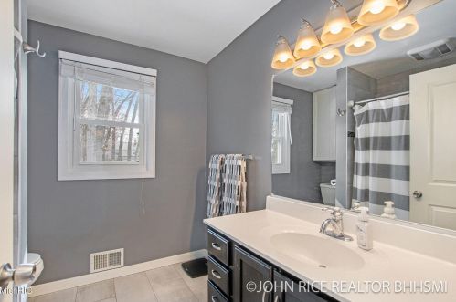 1004 Oakcrest St, Wyoming MI exterior