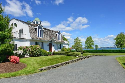 1 Harbor View Dr, Middletown, RI 02840-3819