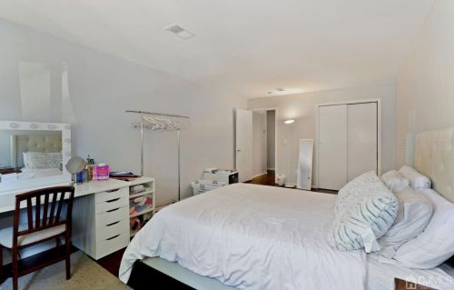 215 College Dr, Edison NJ 08817-5951 exterior