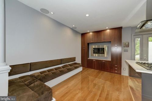 1130 Colonial Ave, Alexandria VA  22314-1325 exterior