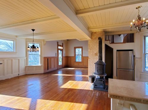 2046 2nd St, Milwaukee, WI 53212-3206